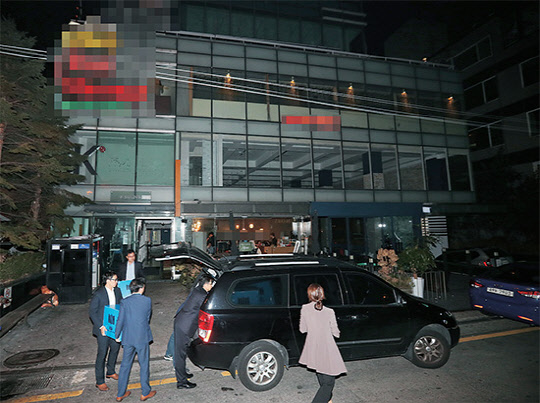 26일 야당은 물론 여당인 새누리당도 현 정부의 비선 실세로 지목된 최순실 씨에 대한 국정 개입 의혹을 규명하기 위한 특별검사를 도입하기로 결정했다. 이날 검찰 수사팀이 최씨 자택으로 알려진 서울 강남구 신사동 한 건물에서 압수 물품을 들고 나와 차량에 싣고 있다. 사진=연합